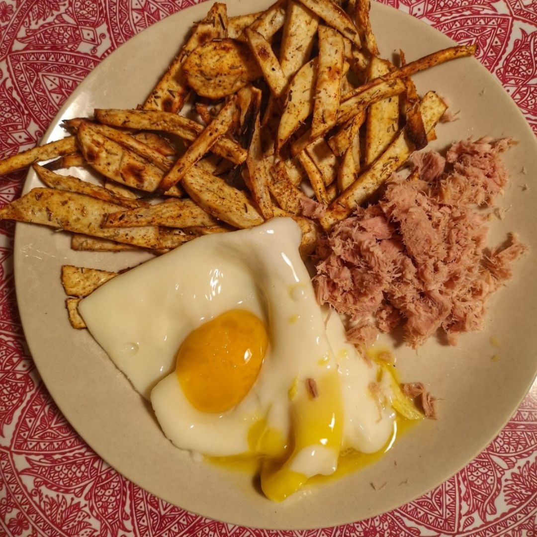 Boniato al horno con huevo y atún. Boniato al horno con huevo y atún.