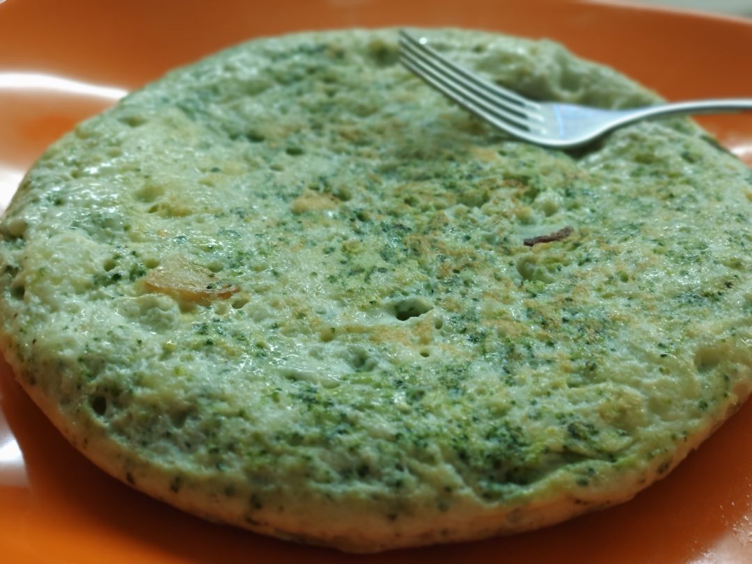 Tortilla de patata y brócoli hervido Tortilla de patata y brócoli hervido