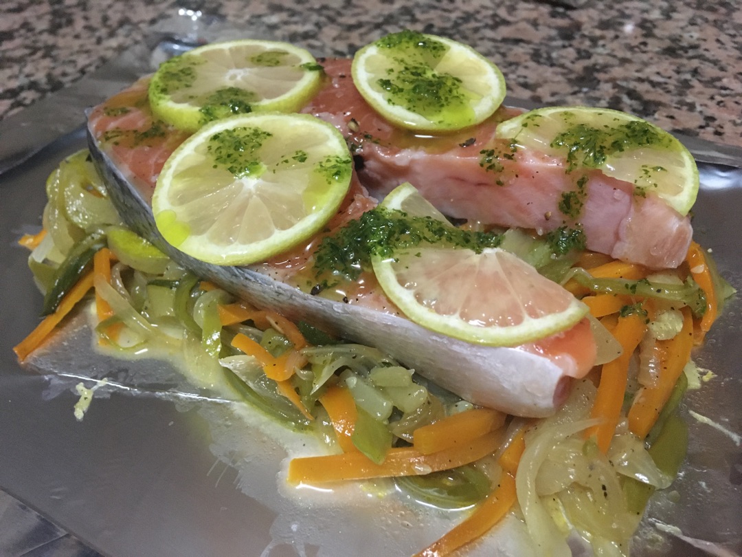 Salmón en papillote al horno con verduras, saludable y fácil