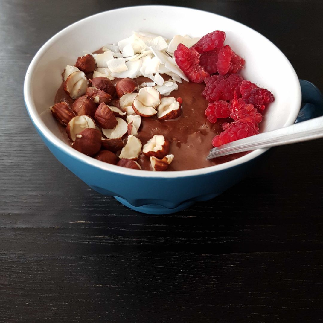 Bol de cacao, frambuesas y coco Bol de cacao, frambuesas y coco