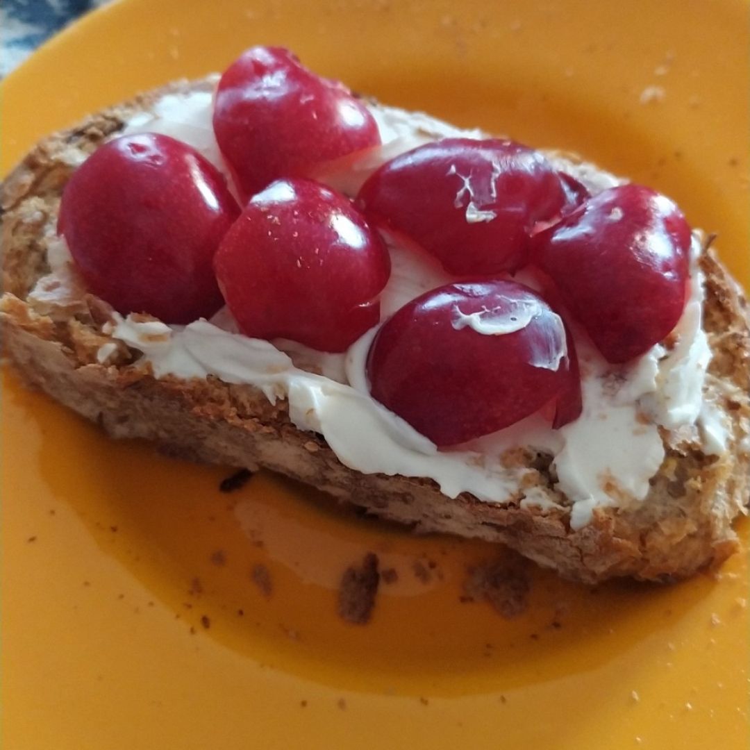 Tostada con queso crema y cerezas Tostada con queso crema y cerezas