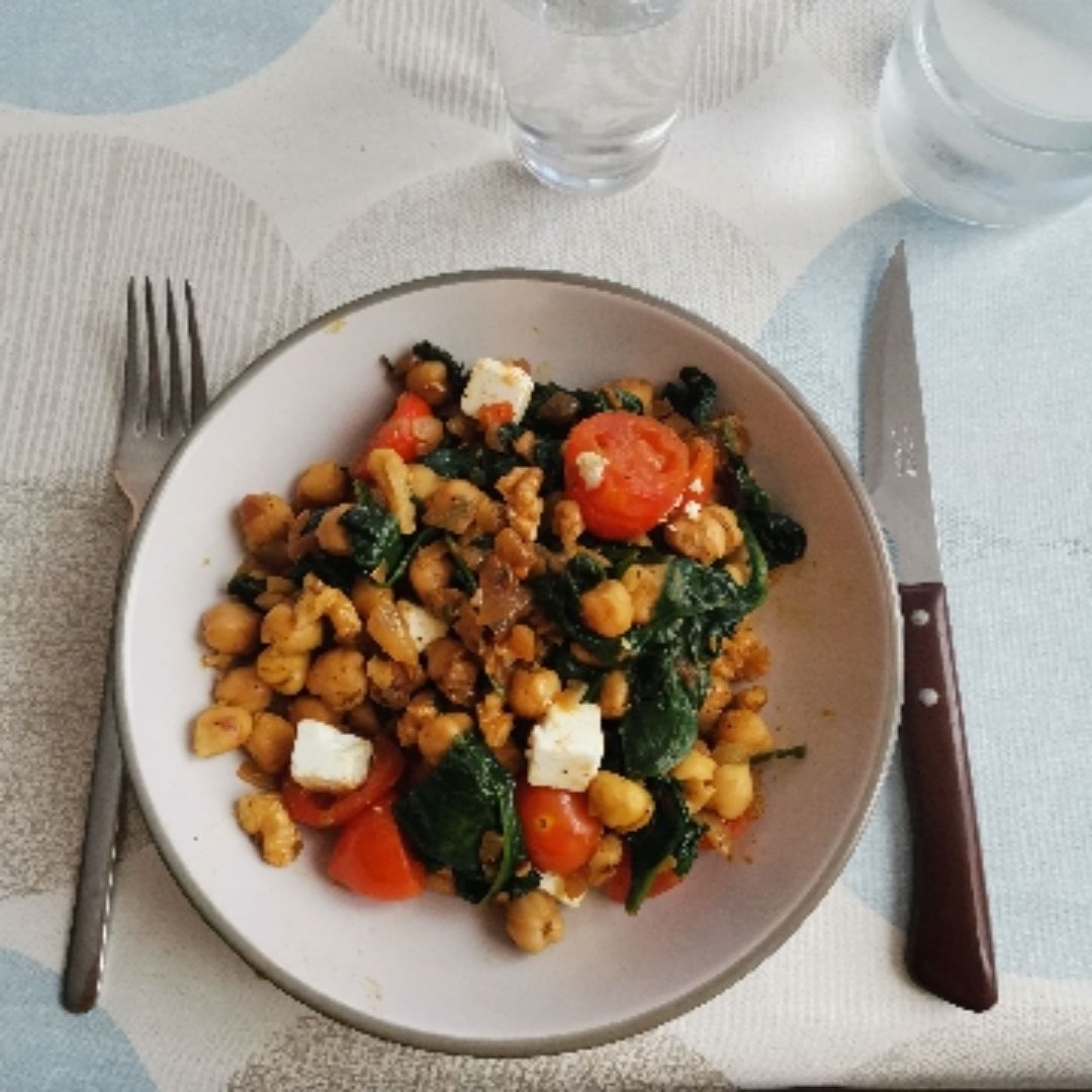 Garbanzos con verduras, nueces y queso feta