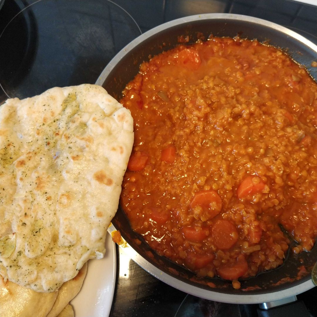 Dal de lentejas rojas con pan Naan
