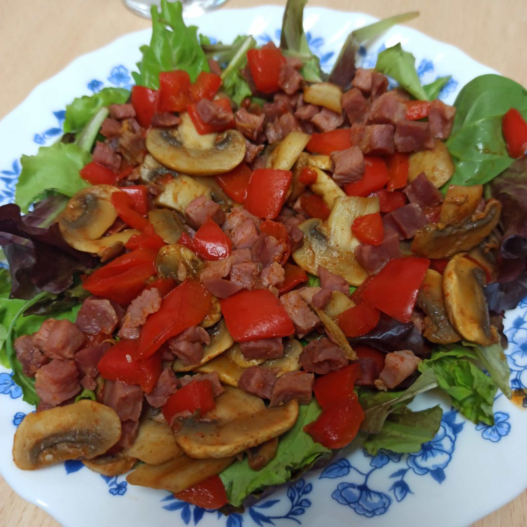 Ensalada de champiñones, pimiento y jamón serrano Ensalada de champiñones, pimiento y jamón serrano