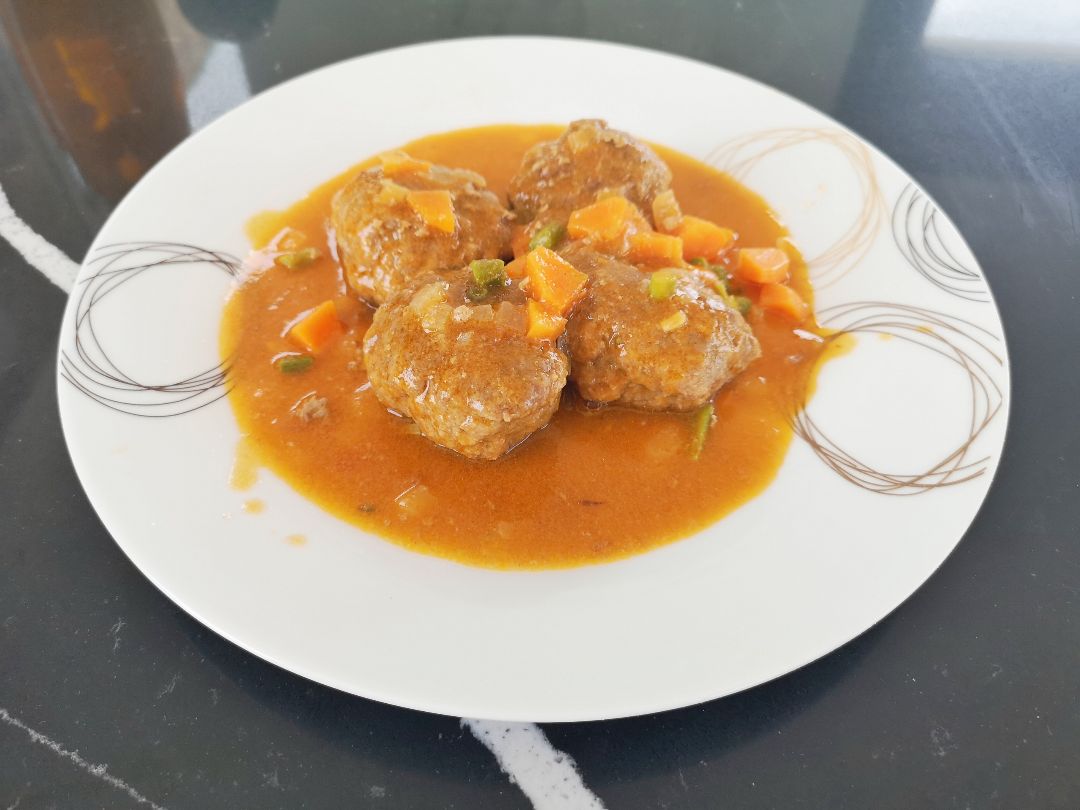 Albóndigas de ternera magra en salsa 