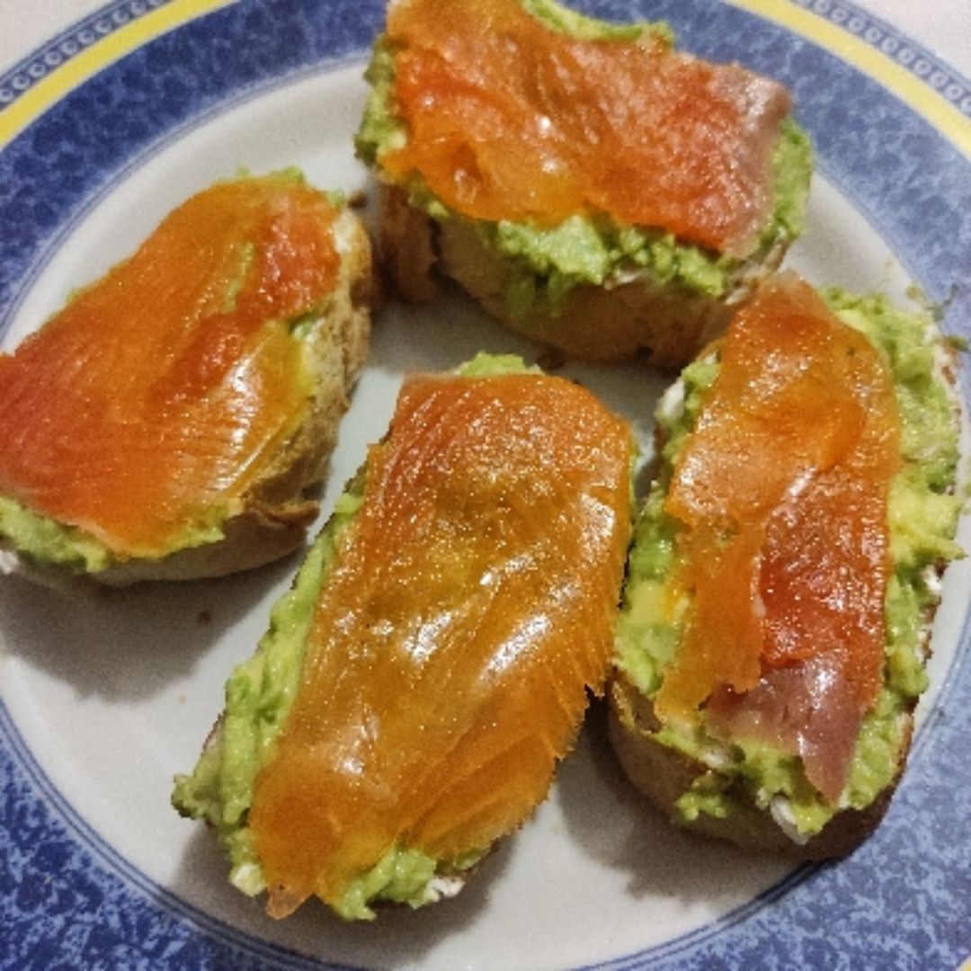 Tostas de aguacate y trucha