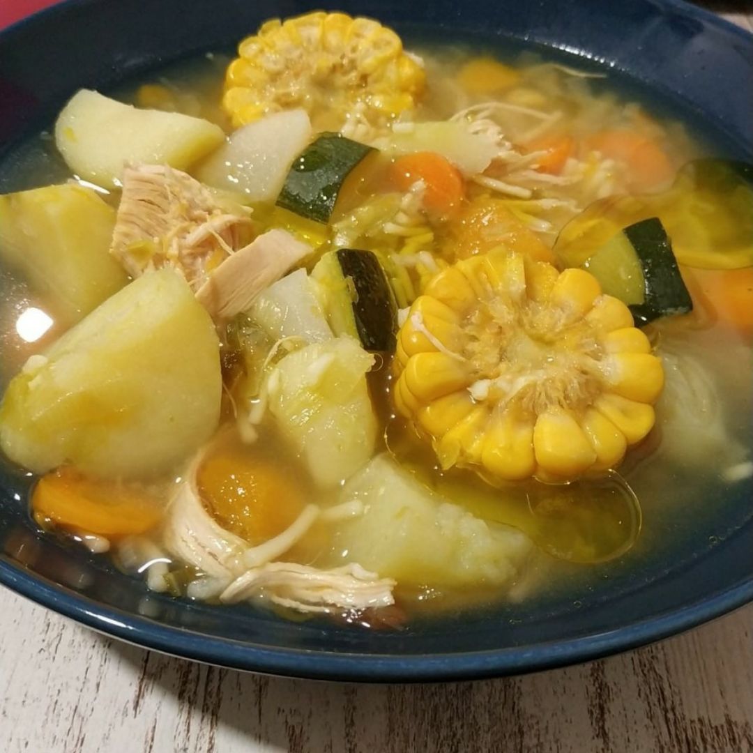 Sopa de pollo con verduras. Sopa de pollo con verduras.