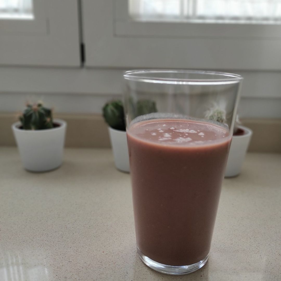 Batido de fresa, plátano y cacao. Batido de fresa, plátano y cacao.