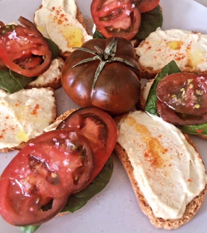 Tostaditas con hummus, tomate y espinacas Tostaditas con hummus, tomate y espinacas