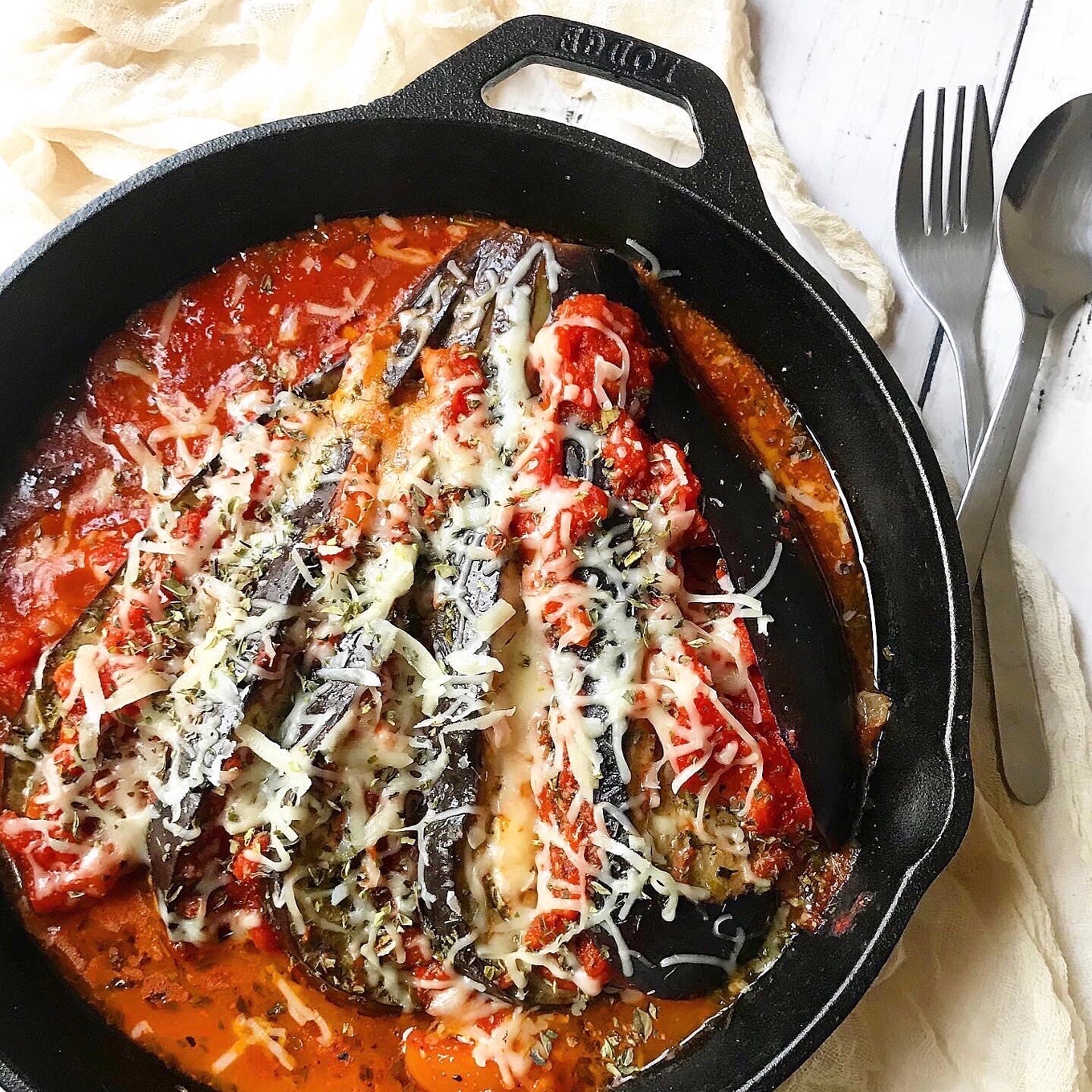 Berenjena con garbanzos y salsa de tomate