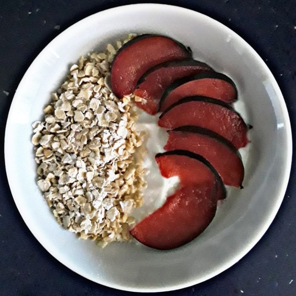 Bol de yogur, avena, ciruela y nueces Bol de yogur, avena, ciruela y nueces