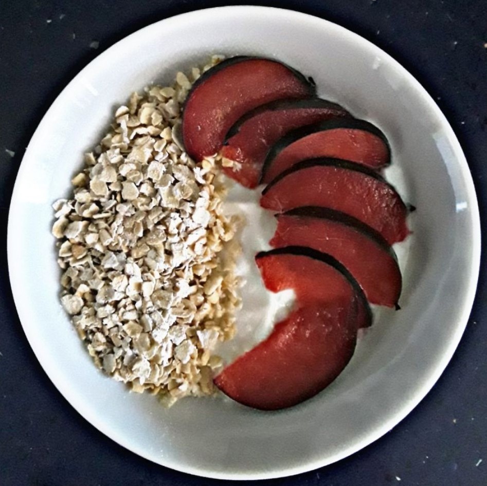 Bol de yogur, avena, ciruela y nueces