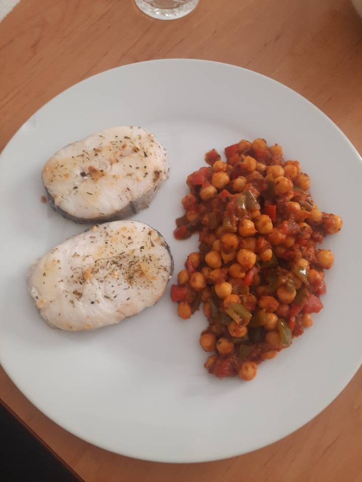 Pescado y garbanzos con pisto Pescado y garbanzos con pisto