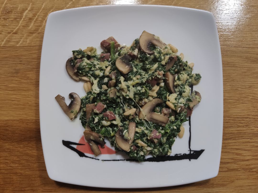 Revuelto de espinacas y champiñones con queso y jamón