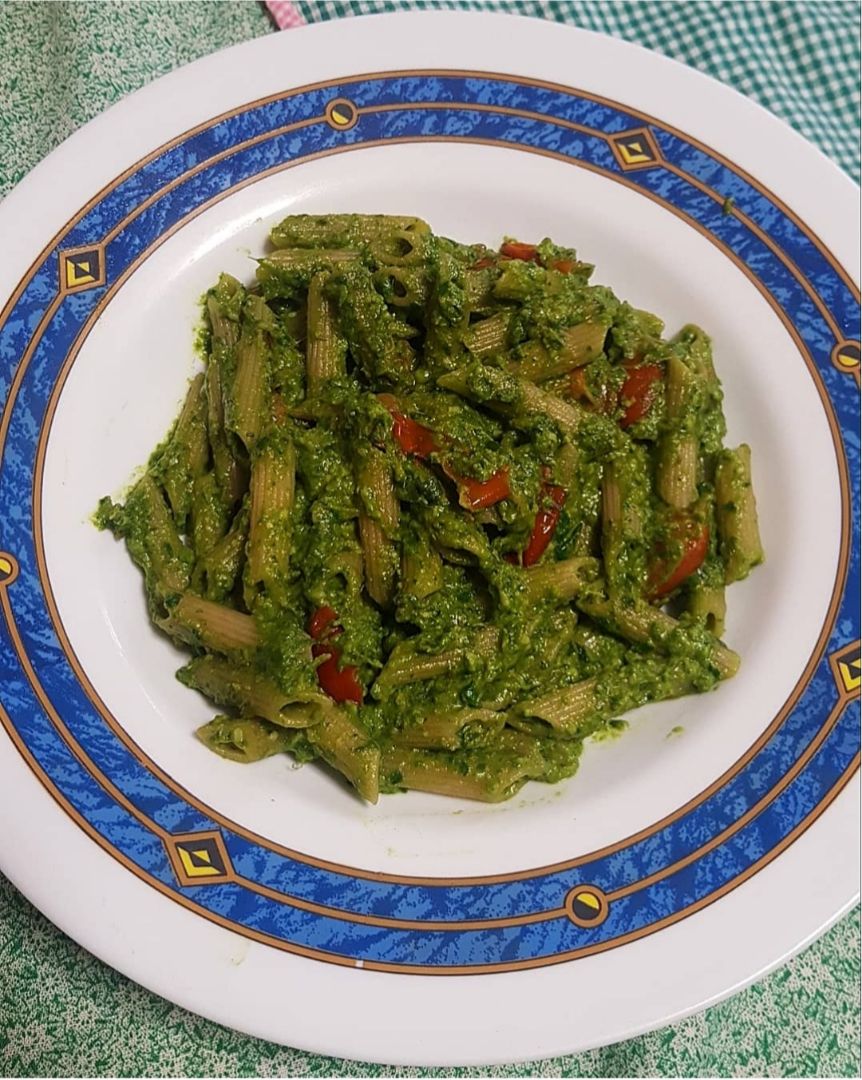Pasta integral con pesto saludable Pasta integral con pesto saludable