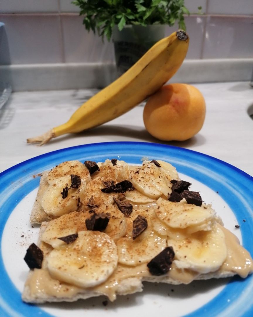 Tostadas de crema de cacahuete, platano y chocolate Tostadas de crema de cacahuete, platano y chocolate