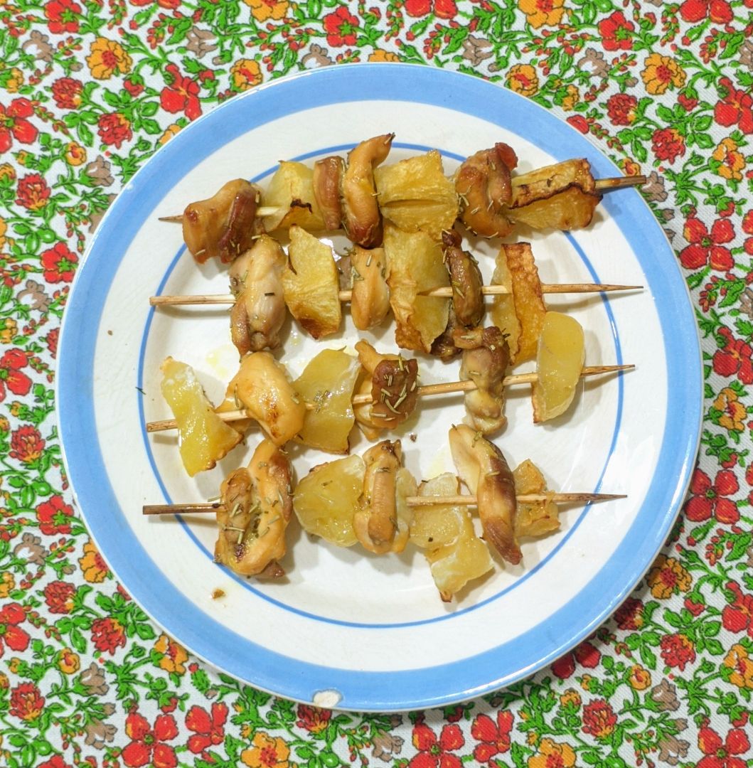 Brochetas de pollo y manzana Brochetas de pollo y manzana