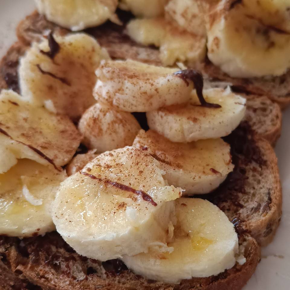 Tostada proteica con plátano y crema de cacao y cacahuetes 