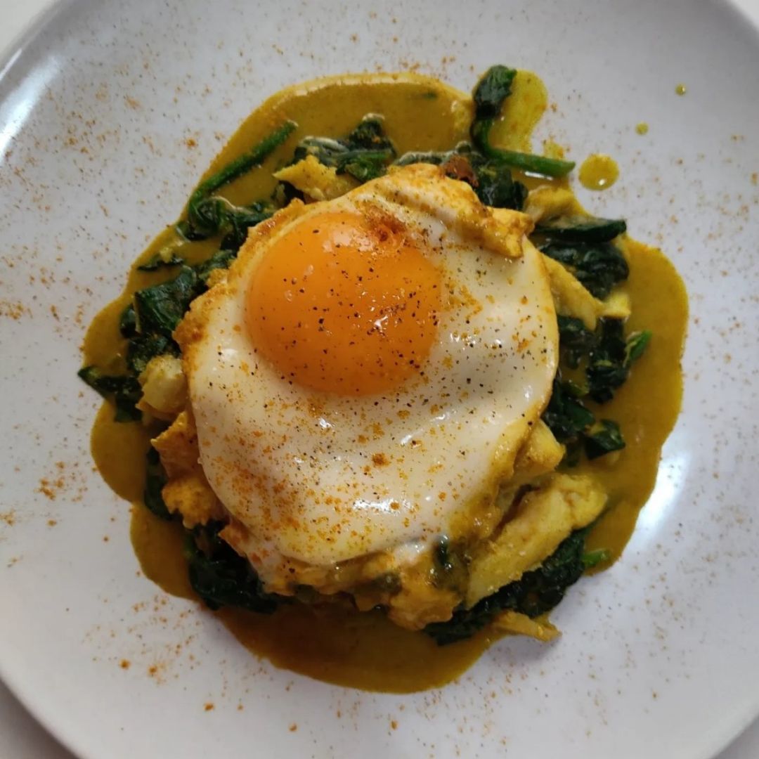 Bacalao fresco con espinacas y huevo al curry Bacalao fresco con espinacas y huevo al curry