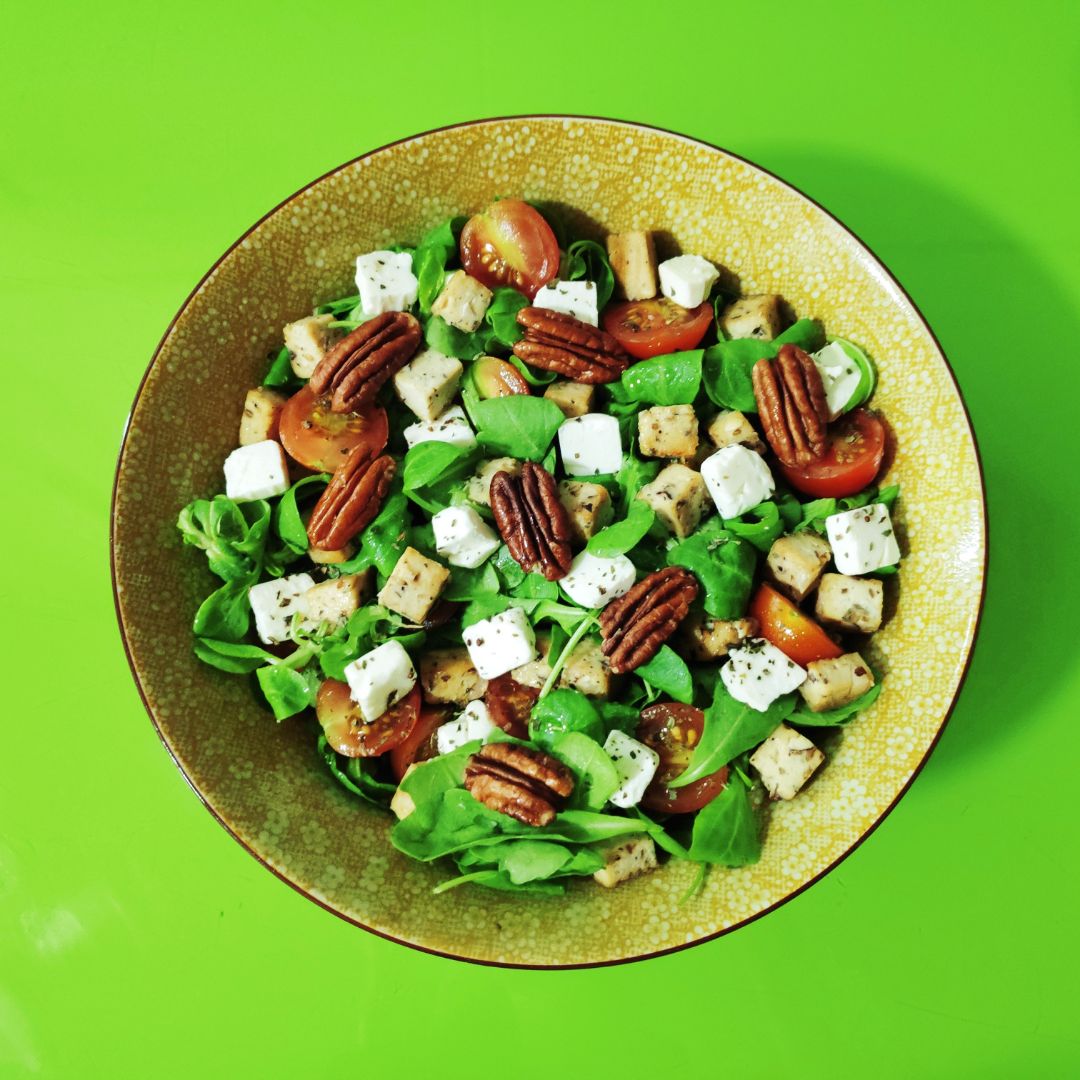 Ensalada de tofu y queso feta