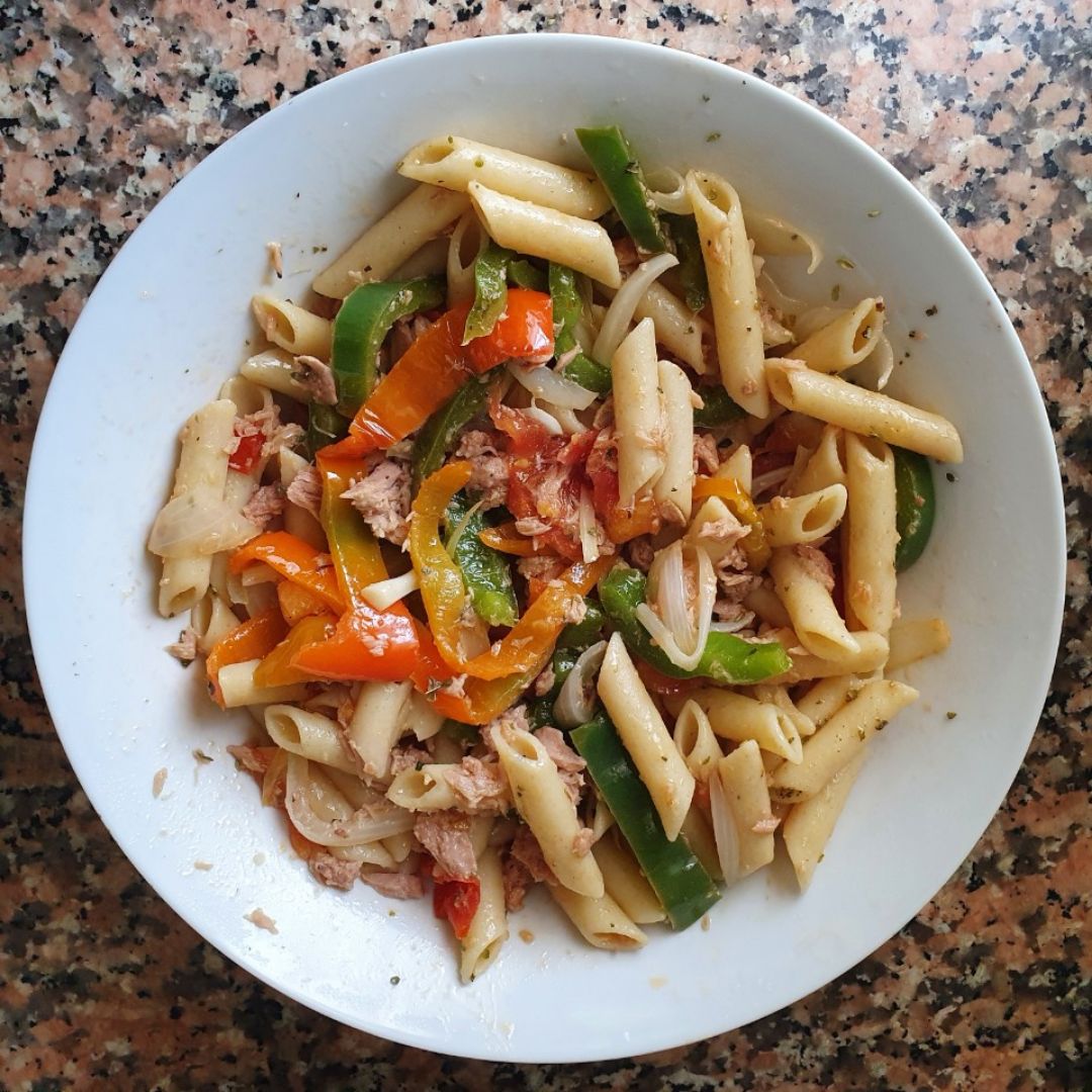 MACARRONES CON VERDURAS Y ATÚN MACARRONES CON VERDURAS Y ATÚN