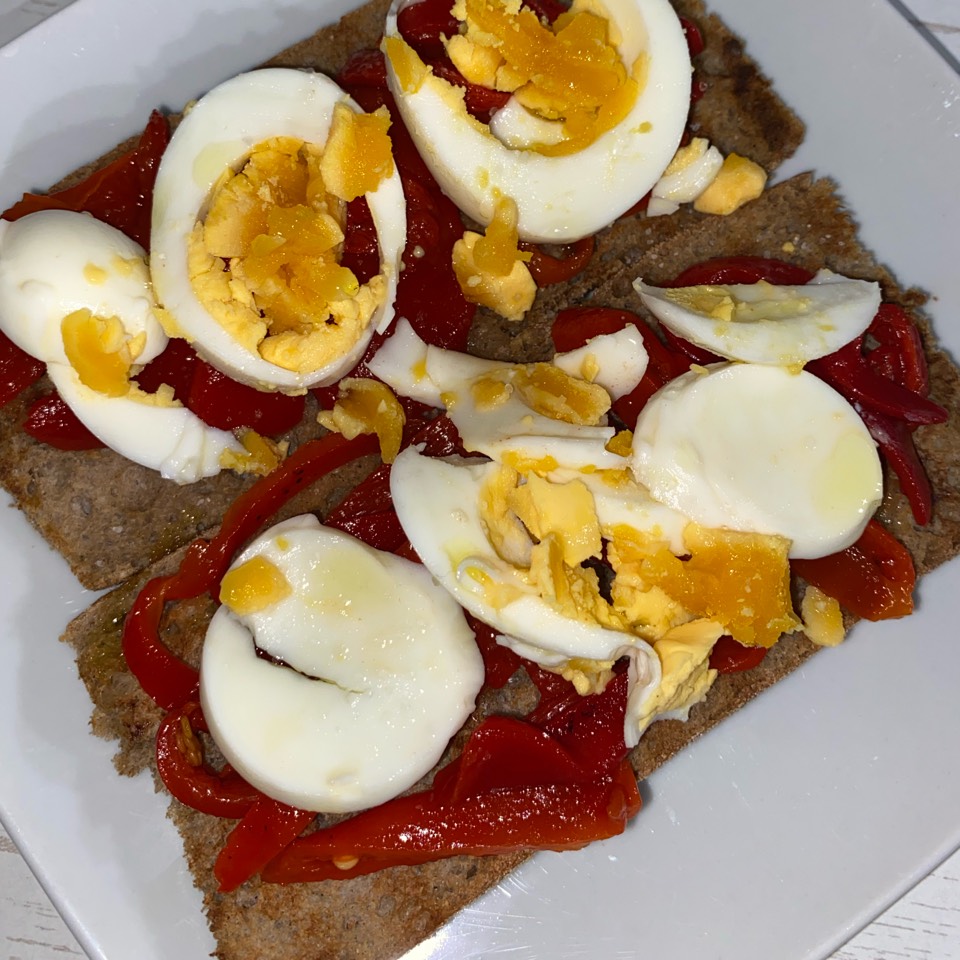 Tostada de pimiento del piquillo y huevo duro 