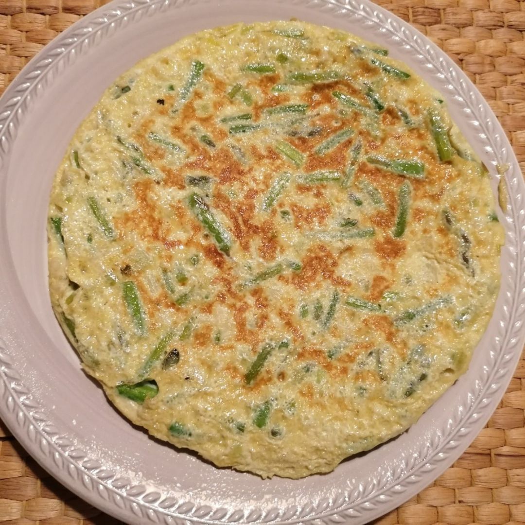 Tortilla de espárragos y ajetes. Tortilla de espárragos y ajetes.