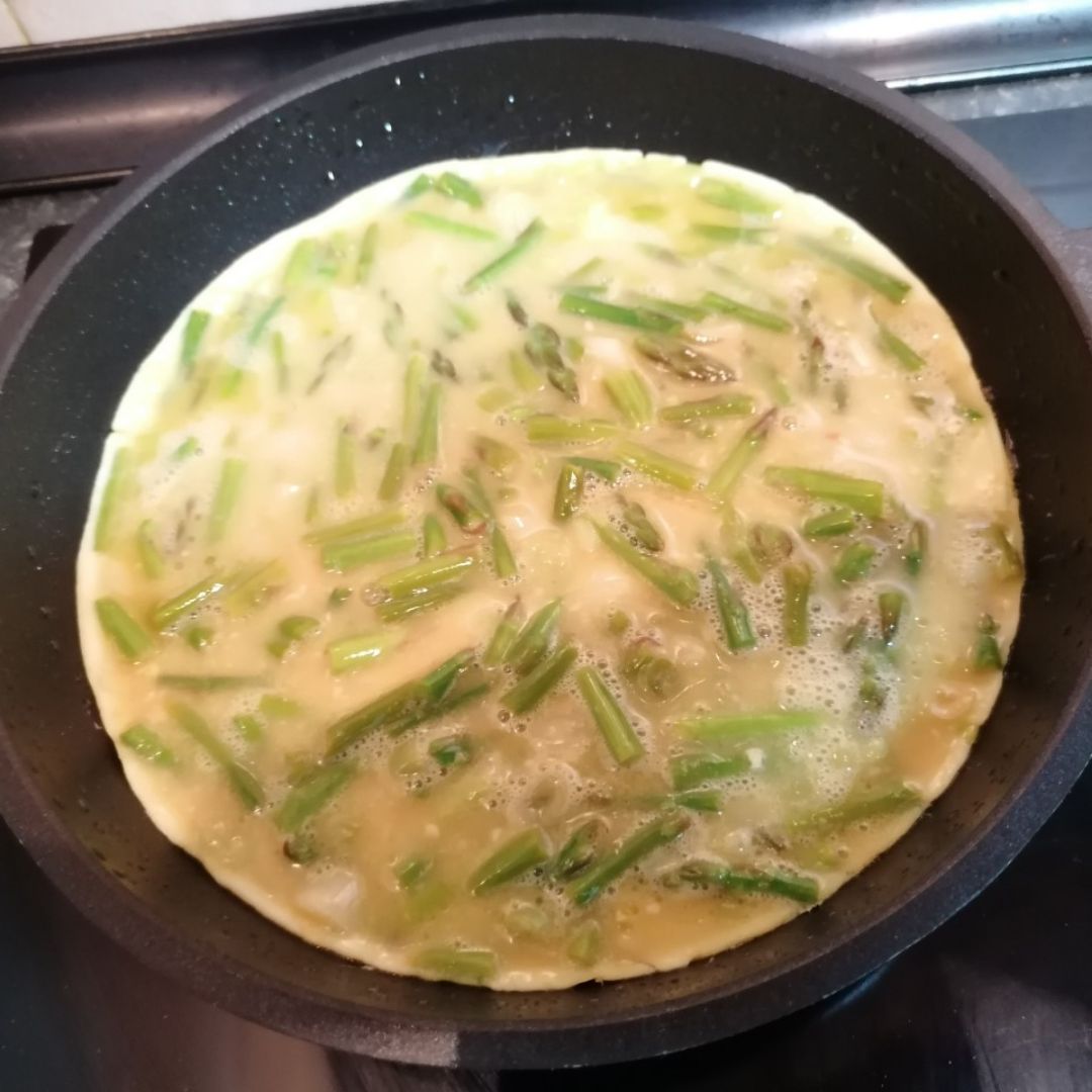 Tortilla de espárragos y ajetes. Paso 4 Tortilla de espárragos y ajetes. Paso 4