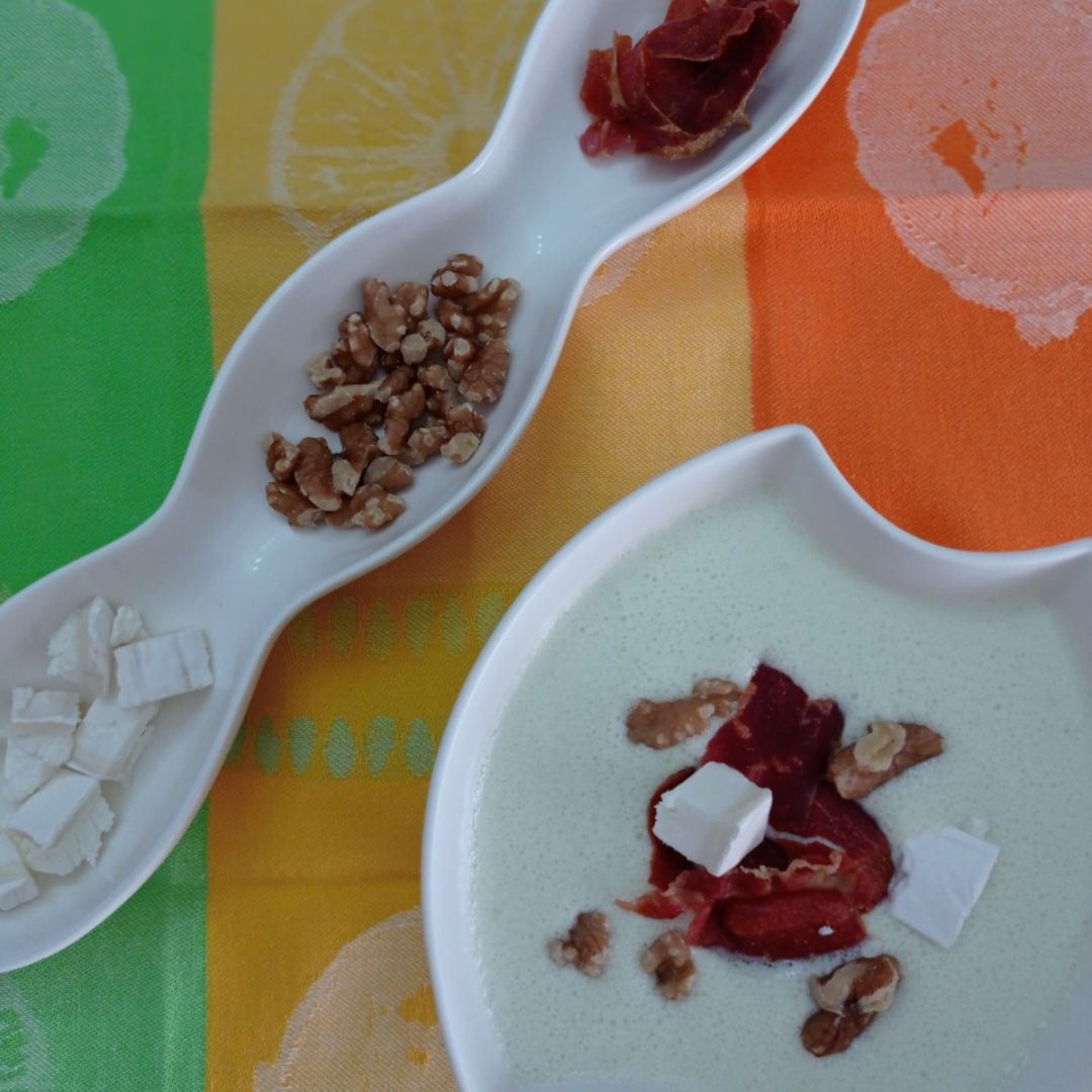 GAZPACHO DE MELÓN CON CRUNCHY DE JAMÓN Y NUECES Y RULO DE QUESO DE CABRA GAZPACHO DE MELÓN CON CRUNCHY DE JAMÓN Y NUECES Y RULO DE QUESO DE CABRA
