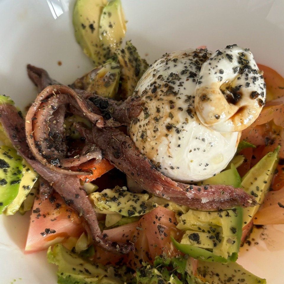 Ensalada de burrata y aguacate Ensalada de burrata y aguacate