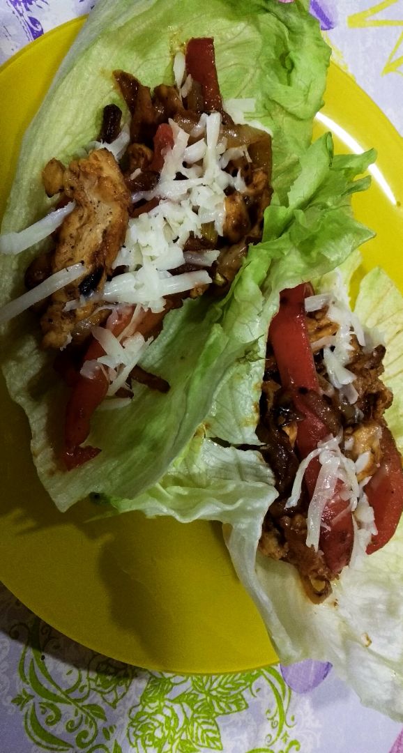 Fajitas de pollo con base de lechuga Fajitas de pollo con base de lechuga