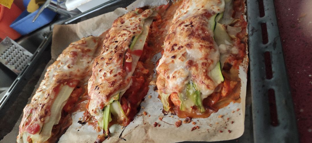 Lasaña de calabacín, con pollo, champis y verduras.