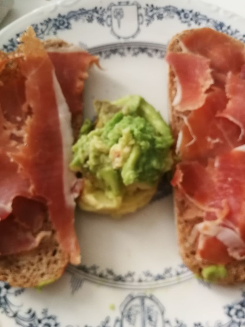Tostadas con jamón y aguacate 