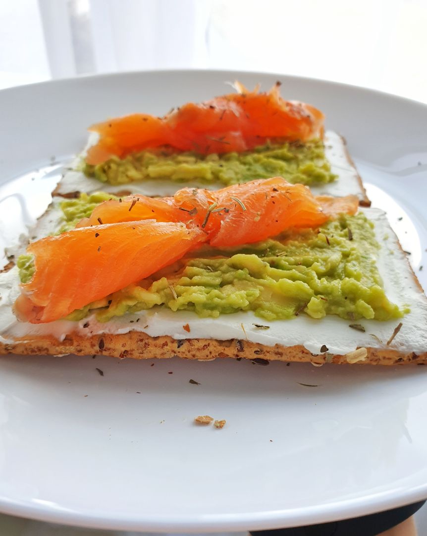 CRACKERS DE ESPELTA CON AGUACATE, PHILADELPHIA Y SALMÓN CRACKERS DE ESPELTA CON AGUACATE, PHILADELPHIA Y SALMÓN