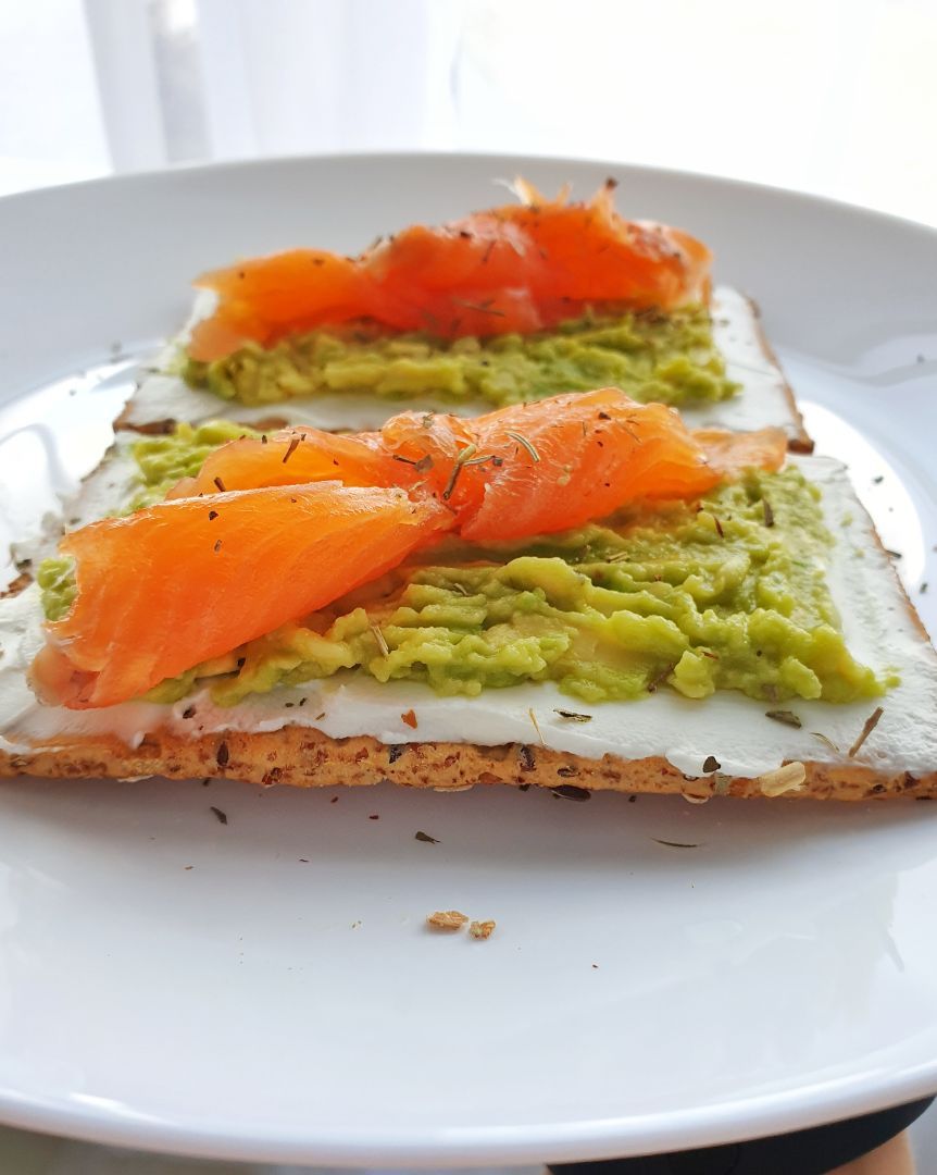 Tostaditas con queso, aguacate y salmón