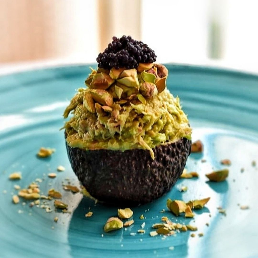 Aguacate relleno de salmón, pistacho y huevas Aguacate relleno de salmón, pistacho y huevas