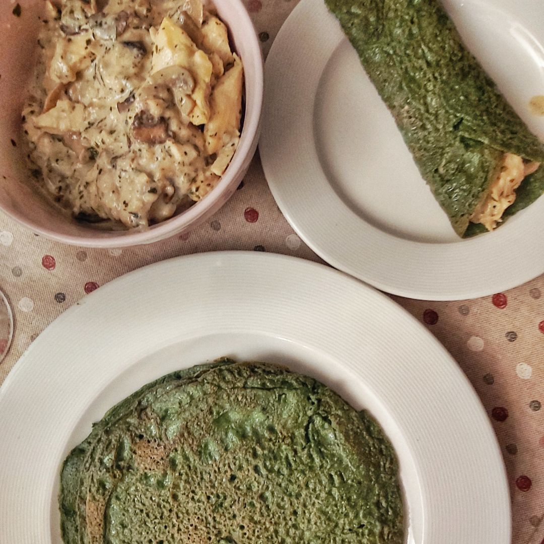 CREPES DE ESPINACAS RELLENOS DE CHAMPIÑONES, QUESO Y POLLO CREPES DE ESPINACAS RELLENOS DE CHAMPIÑONES, QUESO Y POLLO