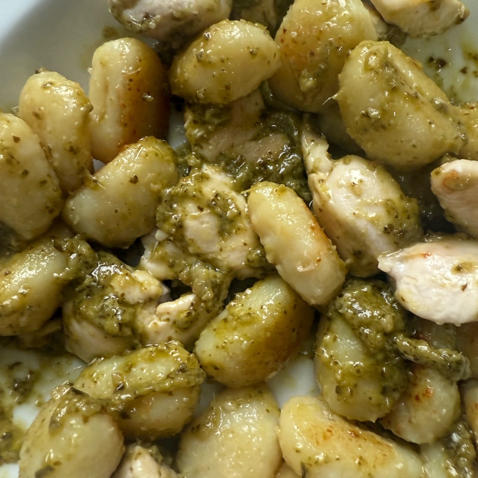 Ñoquis con pollo y salsa pesto Ñoquis con pollo y salsa pesto