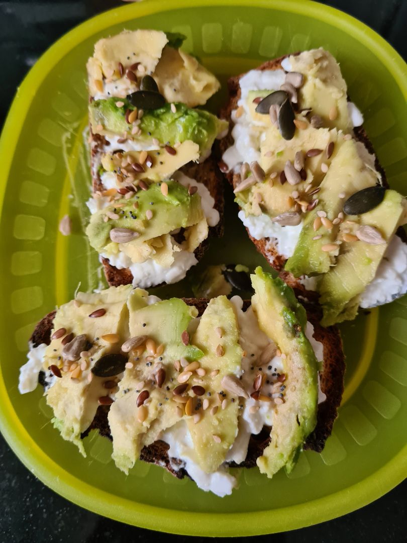 Tostadas con aguacate y queso cottage