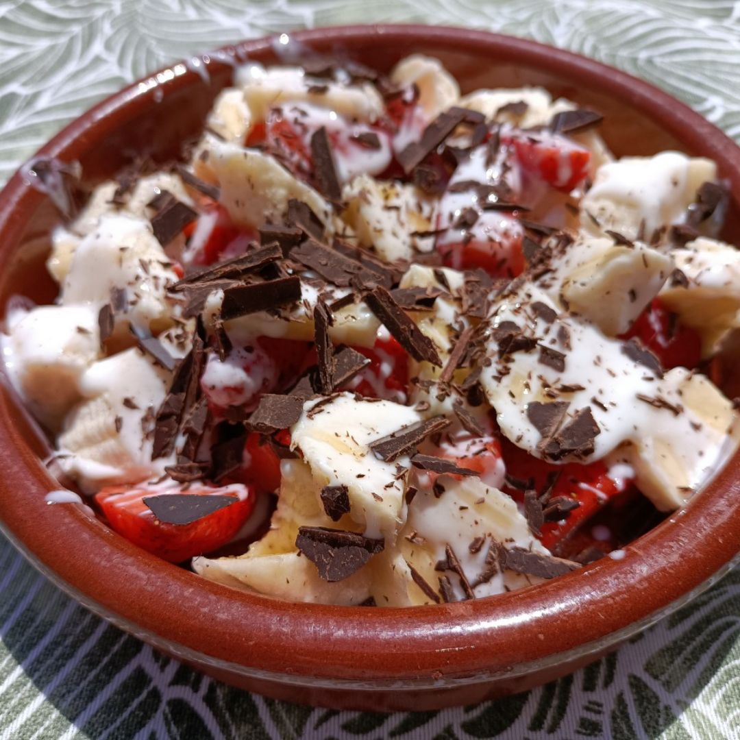 Fruta con yogur y chocolate