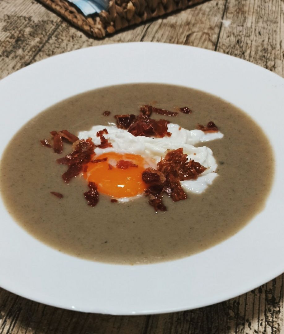 Crema de champiñones y huevo escalfado  