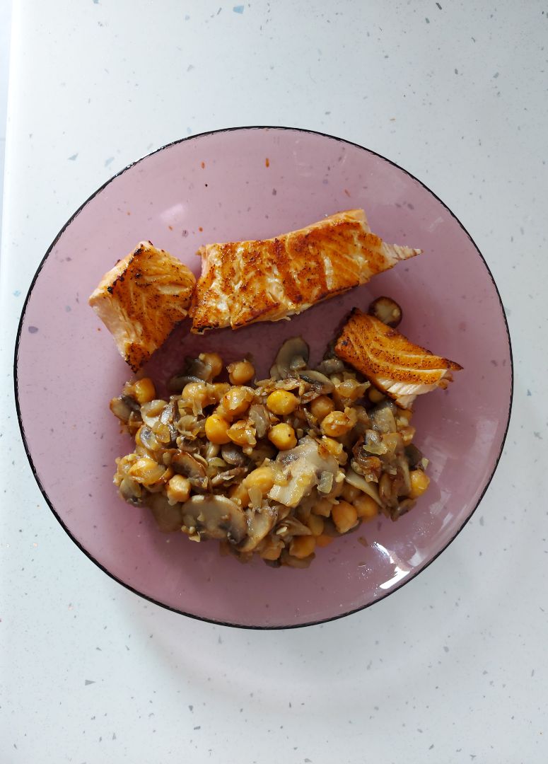 Salteado de champiñones y garbanzos con salmón a la plancha