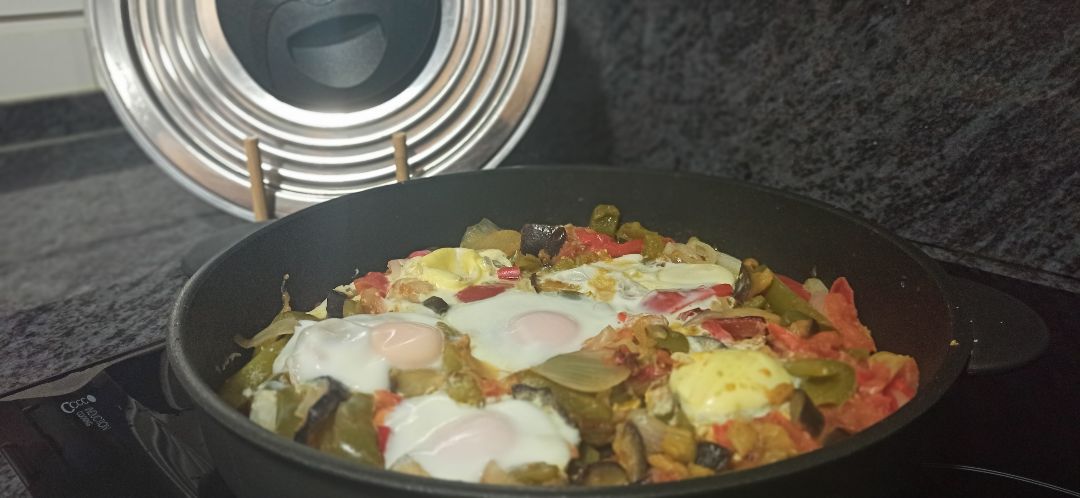 Pisto de verduras y huevos poché