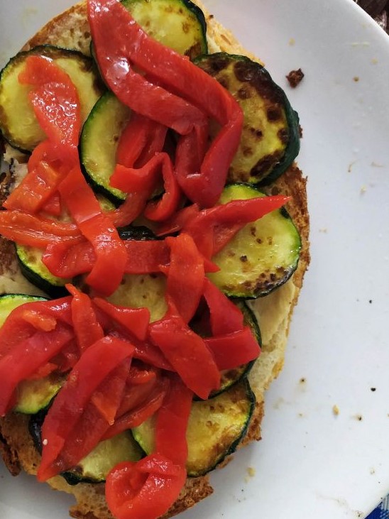 Tostada vegana con hummus y vegetales Tostada vegana con hummus y vegetales