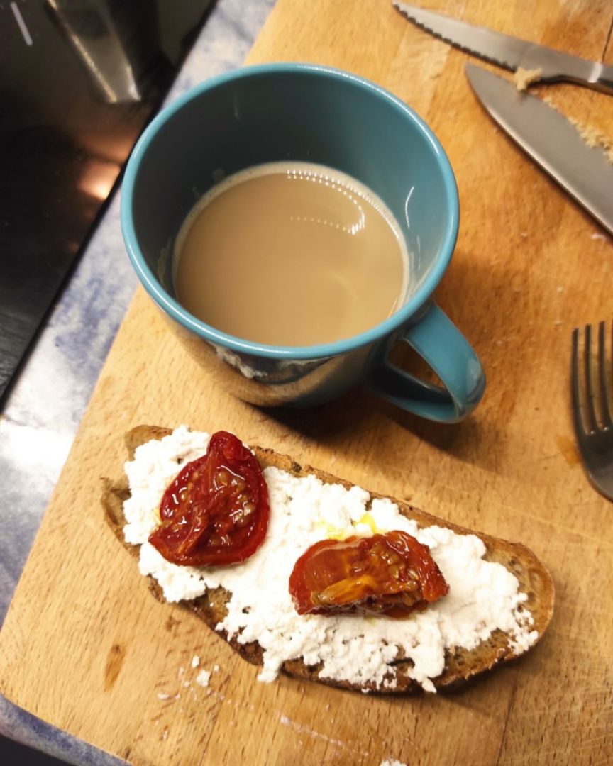 Tosta requesón y tomate seco Tosta requesón y tomate seco