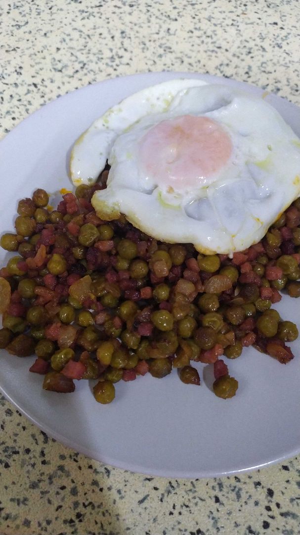 Guisantes con jamón y huevo a la plancha Guisantes con jamón y huevo a la plancha