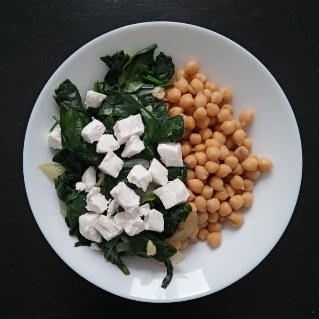 Garbanzos, salteado de espinacas y queso de cabra Garbanzos, salteado de espinacas y queso de cabra