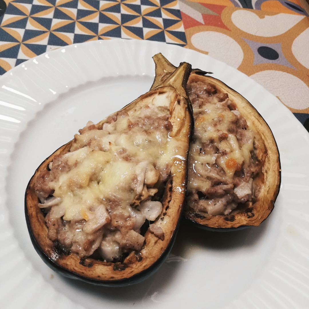 Berenjenas rellenas de carne y alioli gratinado Berenjenas rellenas de carne y alioli gratinado