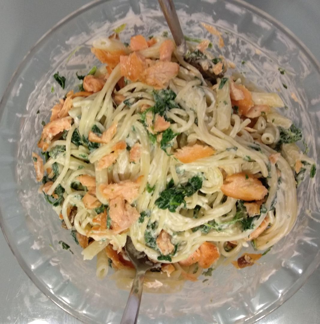 Pasta con espinacas y salmón
