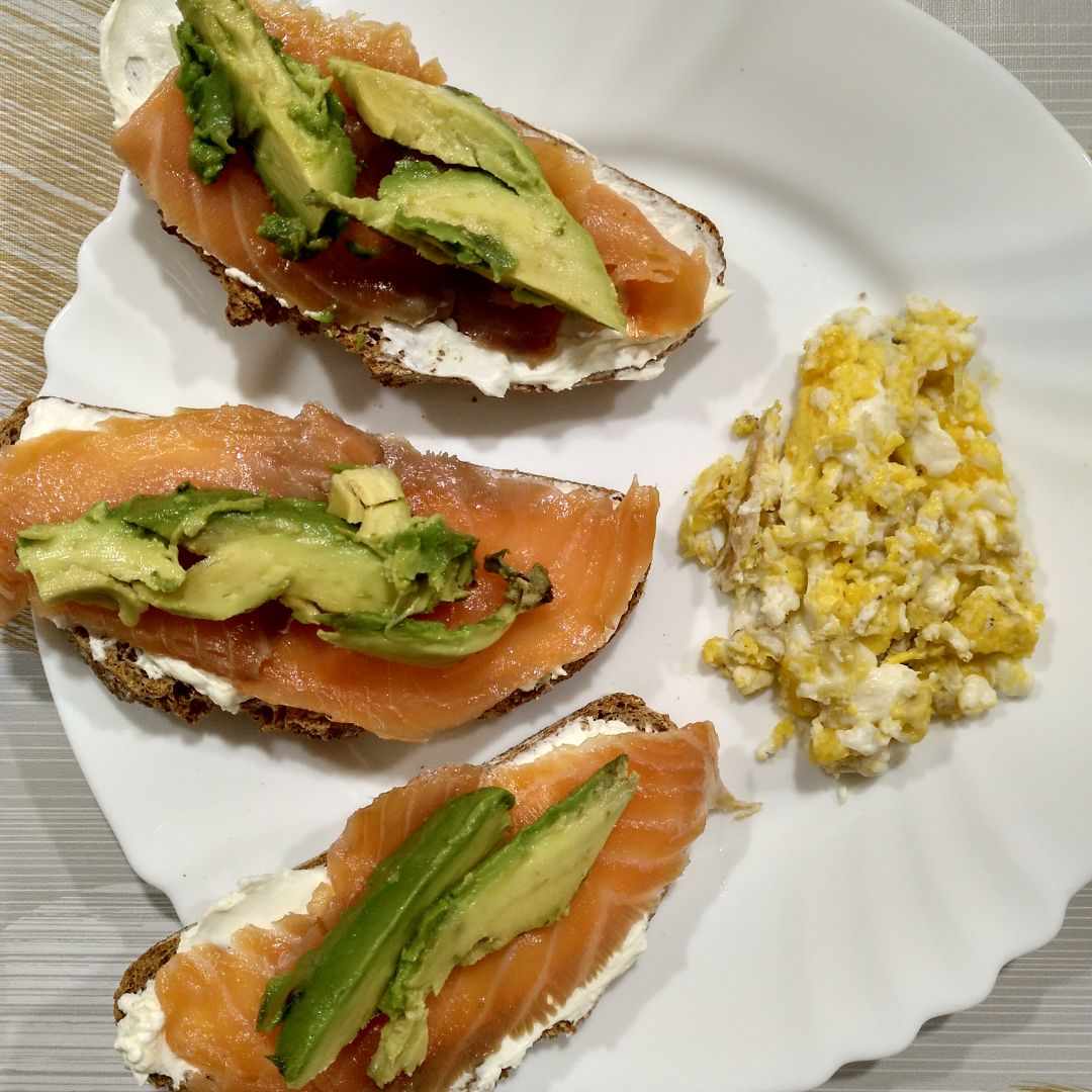 Tostas de salmón con huevos revueltos